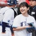 黒髪美女がペコリ→豪快投球に「ベタ惚れ」　ハニカミ笑顔にファン虜「最高すぎる」