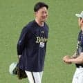 オリックス・岸田監督が４５歳バースデーで西川から祝福されて…