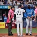 【オリックス】サプライズで岸田監督の誕生日会！？母の日と重なりピンク色のアイテム贈られる