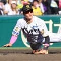 【阪神】小幡竜平が美技で救った　痛烈打球をすばやい身のこなしで併殺　岩崎優が最前列で出迎え