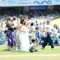 ド軍ナインの妻がグラウンド集結　「母の日」で一斉始球式…記念写真も撮影