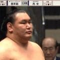 豊昇龍が25秒間の睨み合い…直後アクシデントに襲われる 元若乃花「無理だ…歩かない方が良い」横綱の“異変”に場内は騒然