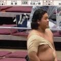 「強すぎて笑う」“はっけよい”直後にライバルを瞬殺 ざんばら髪の19歳力士、幕下で鮮烈デビューに驚き