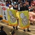 大相撲客席で常連の著名人が熱視線　ピンクのニットで存在感際立つ「目立ってるぅ」「ドラえもんが気になる」