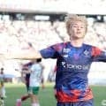 執念の逆転勝利で首位と勝点4差！白熱の“東京ダービー”を現地撮り！気迫の室屋成、躍動の佐藤龍之介、華麗な長倉幹樹！長友佑都と愛息たち＆試合後の集合ショットも