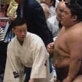 「大事なところを…」伯乃富士、想定外の珍事に苦悶 土俵下で苦笑いも「笑顔出てるw」「その時の対応だ」呼出が“トントン”でファンほっこり