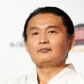 サングラスにポロシャツ姿の貴乃花氏、江の島で愛犬と散歩「カッコイイ」「令和の若大将」の声