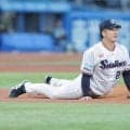 ヤクルト衝撃　吉村６球で緊急降板　佐藤輝のライナーが右手付近直撃で負傷　佐藤輝も心配そうな表情　首位攻防３連戦初戦開始４分で先発にアクシデント