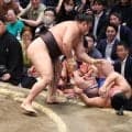 【珍事】藤ノ川の足が出ても審判は見逃し？　八角理事長「あれだけ思い切り出てたらダメだよな」