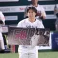 【ソフトバンク】柳田悠岐が通算1500試合を達成　ボードを渡されファンの声援応える