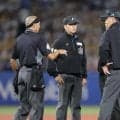 阪神　伏見にサンタナのスイングしたバットが左肩付近に直撃　後逸して走者が二塁へ進むも一塁へ戻して再開　危険スイングとは判定されず