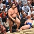 大関霧島が珍しい形で無傷３連勝！土俵から足出た藤ノ川を投げ捨てる　決まり手は「上手投げ」から「寄り切り」に変更