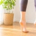 つま先立ち、かかとは高く上げればいいわけじゃない？靴・裸足の違いも解説