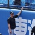 阪神・佐藤輝が神宮球場の外野フェンス確認　１２日の高寺先頭打者弾→ＳＮＳで話題「入ってないのでは？」　桐敷と手を伸ばして網を触る場面も