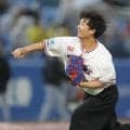 四千頭身・後藤が自虐「僕らが出てきた瞬間ベンチから誰もいなくなったんですけど」シートが敷かれた雨の神宮で異例の始球式　つば九郎が痛烈突っ込みも