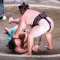 一山本「土俵にお金は落ちてなかったー。カァー」つるつるお肌にべっとり土の悔しい黒星