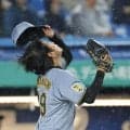阪神・高橋遥人４試合連続完封ならず　「あ～」神宮の虎ファンため息　初回に３３イニングぶり失点　試合前から降り続けた雨の影響か