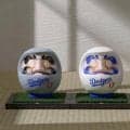大谷翔平の特製だるまが発売　ドジャースのユニホームを模した白、青、グレーの３色