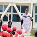 阪神・秋山拓巳ＢＡ「どう楽しんでもらえるかを考えながら」　石川県の小学校でベースボール型授業を実施