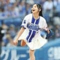ＤｅＮＡ戦　美人歌手がユニ＆爽やか白スカート姿で始球式　ネイルもベイカラーでバッチリ