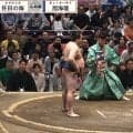 えぇー！ 親方の背後から有名美人モデルが“ひょっこり”登場 熱戦直後の際立つ存在感に驚きの声