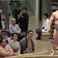 大相撲夏場所に“人気講談師”の熱心な姿 「見たことのない顔で」「すごく映ってますね」幕内取組前から観戦する様子に反響