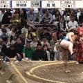 大相撲、着物姿の美人女優が角界随一の“美四股”にうっとり 「お着物姿美しい」「オーラが」カメラが捉えた一コマに反響続々