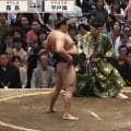 大関霧島の豪快な投げで着物姿の美人女優が“お口あんぐり” 隣の大物落語家とまさかのシンクロ