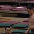 勝ったのに力士が苦悶…行司も思わず二度見「えっ？」「大丈夫なの」 “思わぬハプニング”にファンざわつく