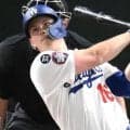 ドジャース　スミスがキャリア初の１番で先頭打者アーチ！大谷翔平がベンチで満面笑み→お尻を強めにたたく　スタンドも大歓声