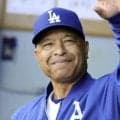 ドジャース　スミスの衝撃先頭弾にベンチがわちゃわちゃｗロバーツ監督が慌てて持っていたヒマワリの種をパヘズへ　奇策大成功で興奮？大谷翔平も拍手