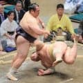 友風が３勝目　取り直しの一番も得意技で決めた　「一喜一憂しないで一日一番です」