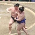 若隆景が５勝目　藤ノ川に頭をつけて１敗死守...前日の初黒星引きずらず