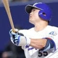 球場騒然！中日・細川が２打席連続死球に怒　バット投げ捨てぶ然　球審がすぐに駆け寄る　池山監督はベンチで帽子取る