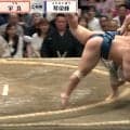 “土俵際のマジシャン”宇良、客席へ突っ込むも伯乃富士が受け止める 「キャッチした」「助けてくれた」予想外の光景に反響