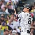 泳ぎながらも豪快弾「おかしいやろ」　佐藤輝明の曲芸打ちが「意味不やん」