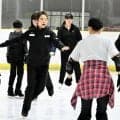 友野一希ら3選手がスケート教室で指導　エキシビションショーも