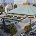 「取組に集中できん・・・」夏場所観戦の元人気芸人の姿に騒然「行司さんの後ろに」東花道横にも人気芸人「親方ばりの表情で」