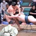 白熊が２勝目で連敗ストップ　二所ノ関親方が見守るなかでの一番に「無言の圧がすごい」