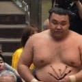 「目立ちすぎだってw」「え、本物？」大関・霧島の隣に鎮座する“まさか”の人物「取り組み控えてるみたい」「相撲とかけまして…」ツッコミ相次ぐ