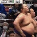 「えぇ！」一体、何が？ 土俵を割った力士に軍配で館内騒然 直後のアナウンスに「あぁ！」納得の声 「こんな熱戦にこんなオチが」の反応も