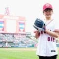 日本の17歳アスリートが“回転始球式”　フィギュア女子の次世代エース…エ軍ユニ姿でファンは「大谷選手」