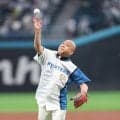 【日本ハム】錦鯉がファーストピッチ“こんにちは投法”