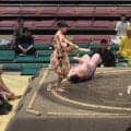 中日最初の取組で“92キロ差”衝撃決着 巨漢がすっ飛んでいく驚きの光景「いきなりスゴイ」「最初から見れたの初めてかも」
