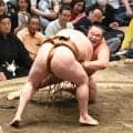 鉄人玉鷲が初日から８連敗で負け越し、自ら左膝から崩れる【大相撲夏場所】