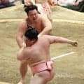 翔猿、宇良との激しい相撲制し１敗守る　引き技で翔猿軍配→物言い→取り直し→押し出しで翔猿