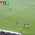 日本人対決でバチバチ！塩貝健人、背後からのタックルで吹っ飛ぶ→すぐに立ち上がって気迫のプレー…藤田譲瑠チマと激しい攻防