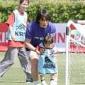 中村俊輔コーチが笑顔で子どもらと交流　「歩いて行う」ウオーキングフットボールに参加「絆、つながりを感じる良い時間に」