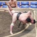 旭富士が際どく勝って21連勝　敗れた不動豊は「投げれると思った」