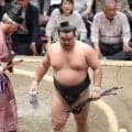 霧島が勝ち越し、１敗で首位を守る　土俵から落ちた時に顔面を強打したか、額から流血